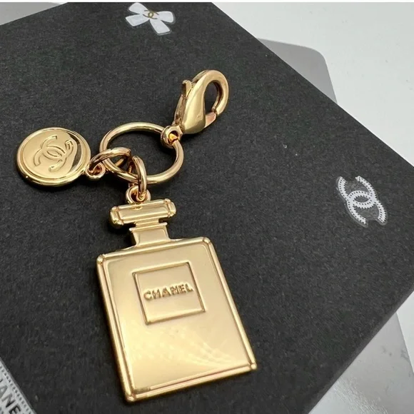 CHANEL Authentic 2023 NOVELTY HOLIDAY
No*5 PERFUME BOTTLE & CHANEL CHARM - Picture 17 of 17